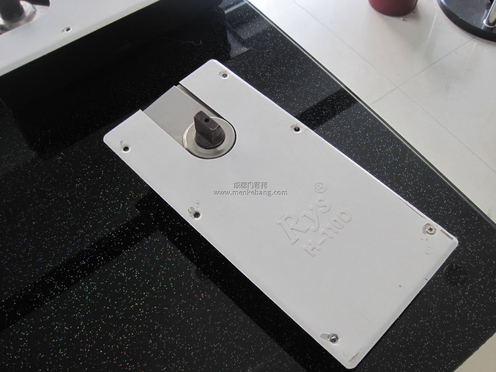 成都玻璃門地彈簧價(jià)格是多少錢，上門安裝更換價(jià)格